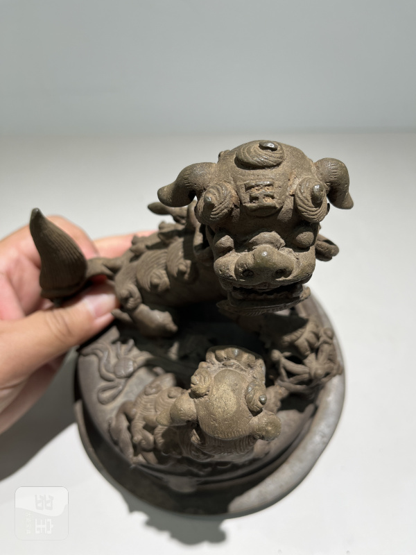 明嘉靖 铜太狮少狮钮朝冠耳熏炉 - 图7